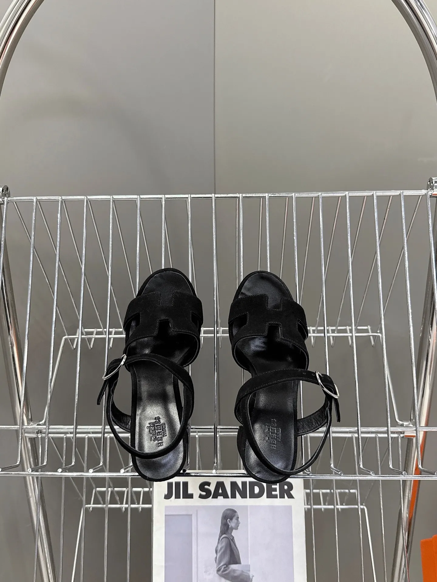 👟👟Ex-factory price 620👟👟 Hermès new spring and summer high-heeled sandals 🧡Upper: imported first-layer suede cowhide, mixed lambskin for feet, original leather outsole. You get what you pay for, genuine materials, whether it is leather, last shape, sole, or craftsmanship, all are consistent with ZP❗️ 🧡Suede high-heeled sandals, classic "H"-shaped upper with flexible ankle strap to highlight the slender ankle, about 9 cm high heels to reshape the body shape, genuine leather soles to enhance style, simple and smooth design, creating a fashionable and feminine look.  🧡Size: 35-39 yards (40 can be customized with no return or exchange) 🧡Color: multi-color 🧡Heel height: about 9 cm at the heel and 2 cm at the bottom